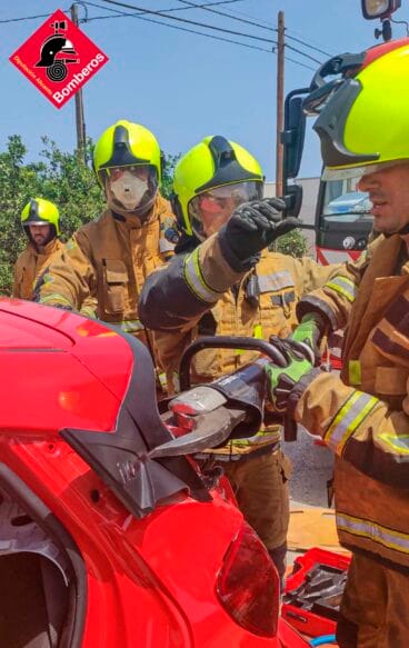 Los Bomberos sacando a la mujer atrapada en el vehículo