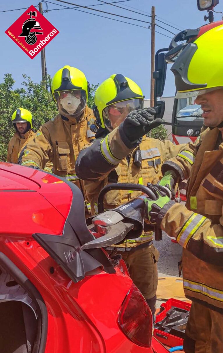 Los Bomberos sacando a la mujer atrapada en el vehículo