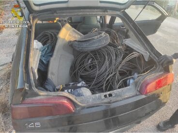 Maletero cargado con cable sustraido