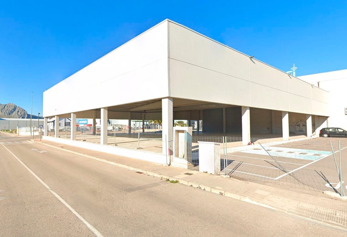 Nave de la calle Alcalaní de la zona comercial de Ondara donde tuvo lugar el primer acto del casino