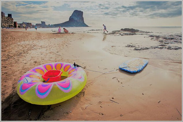 Immagine: Bambini che giocano sulla spiaggia di Calp