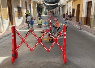 NIños y niñas de Benitatxell en el taller de educación vial