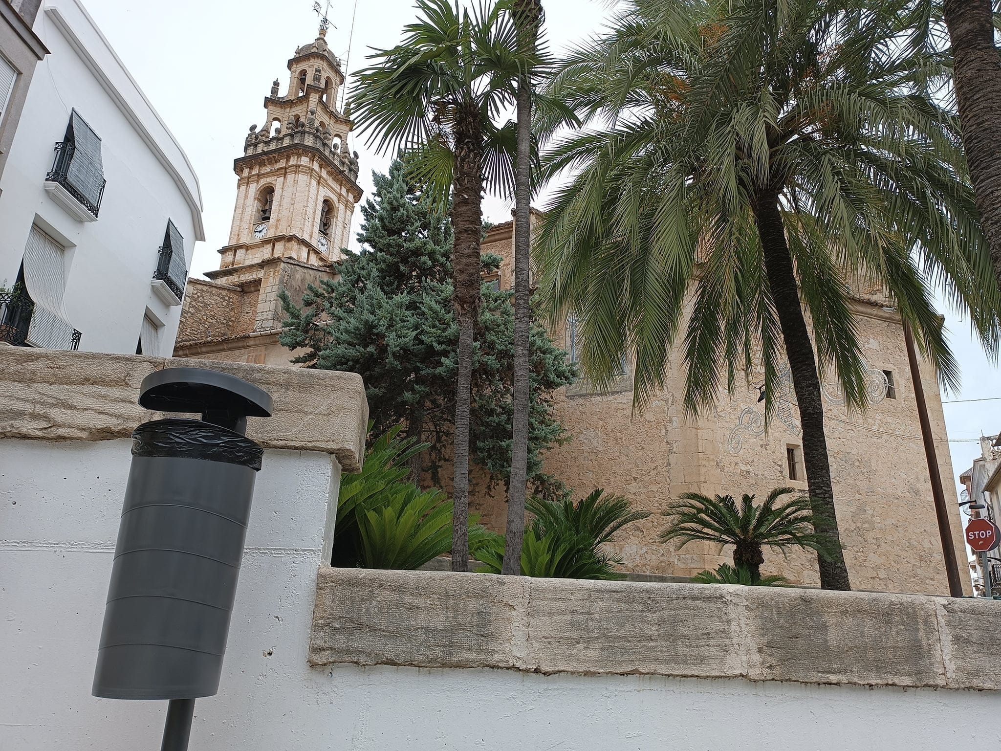 nueva papelera en la plaza del ayuntamiento de pego
