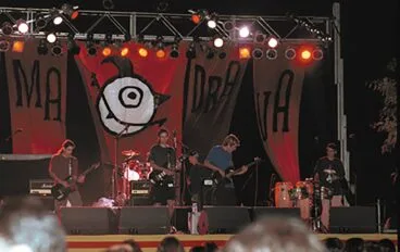 Obrint Pas en el primer escenario del Almadrava Rock en 1999