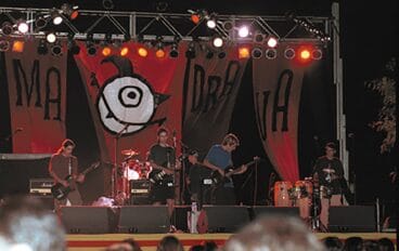 Obrint Pas en el primer escenario del Almadrava Rock en 1999 – Carles Galindo