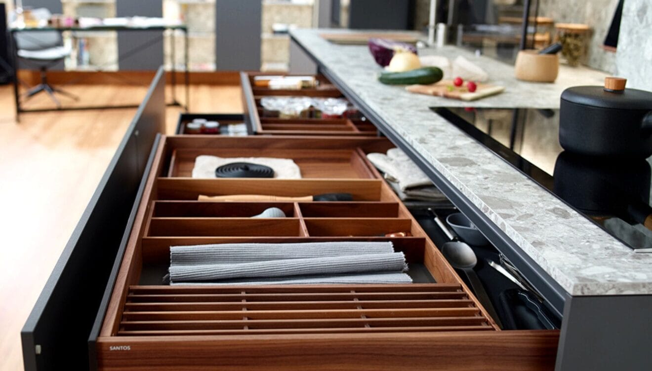 Organiza tus utensilios de cocina con los organizadores de Santos Cocinas