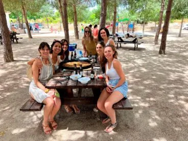 Amigas disfrutando de la paella en el área recreativa de la Font Santa