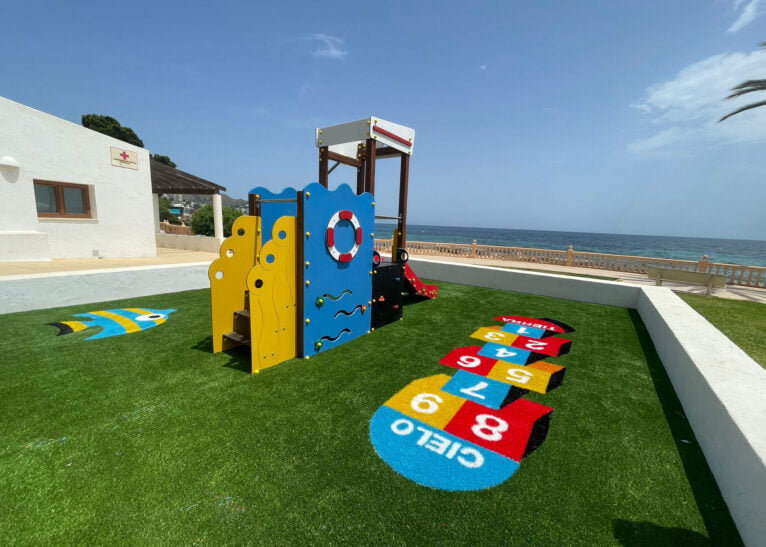 Parque renovado frente a la playa de Moraira