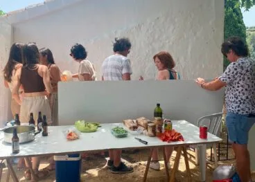 Participantes del concurso de paellas preparando la comida en 2022