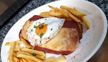Platos combinados con guarnición de patatas fritas