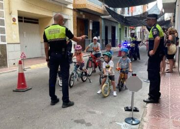 Policia Local de Benitatxell con los niños y niñas en el taller de seguridad vial