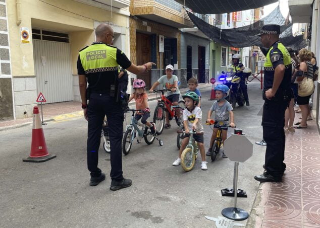 Imagen: Policia Local de Benitatxell con los niños y niñas en el taller de seguridad vial