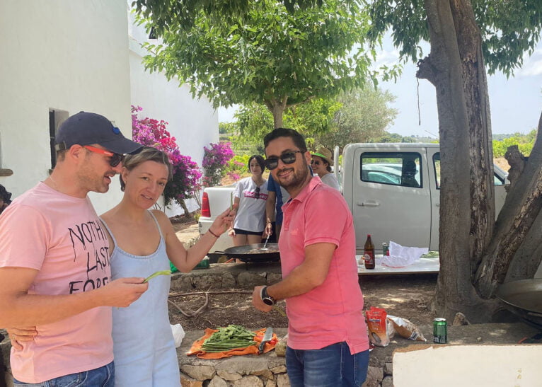 Preparación de las paellas en la Font Santa en 2022