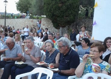 Reparto de cocas a los vecinos de la Font Santa en 2022