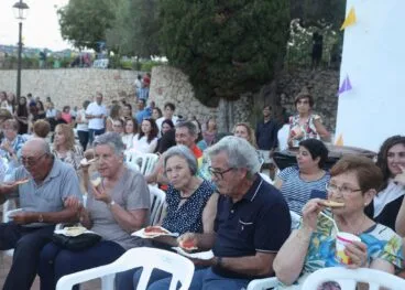 Reparto de cocas a los vecinos de la Font Santa en 2022