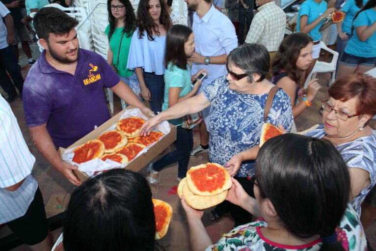 Reparto de cocas en las fiestas de la Font Santa de 2017