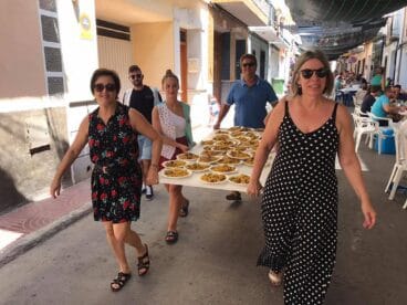 Reparto de platos en la paella gigante de las fiestas patronales de Benitatxell 2019