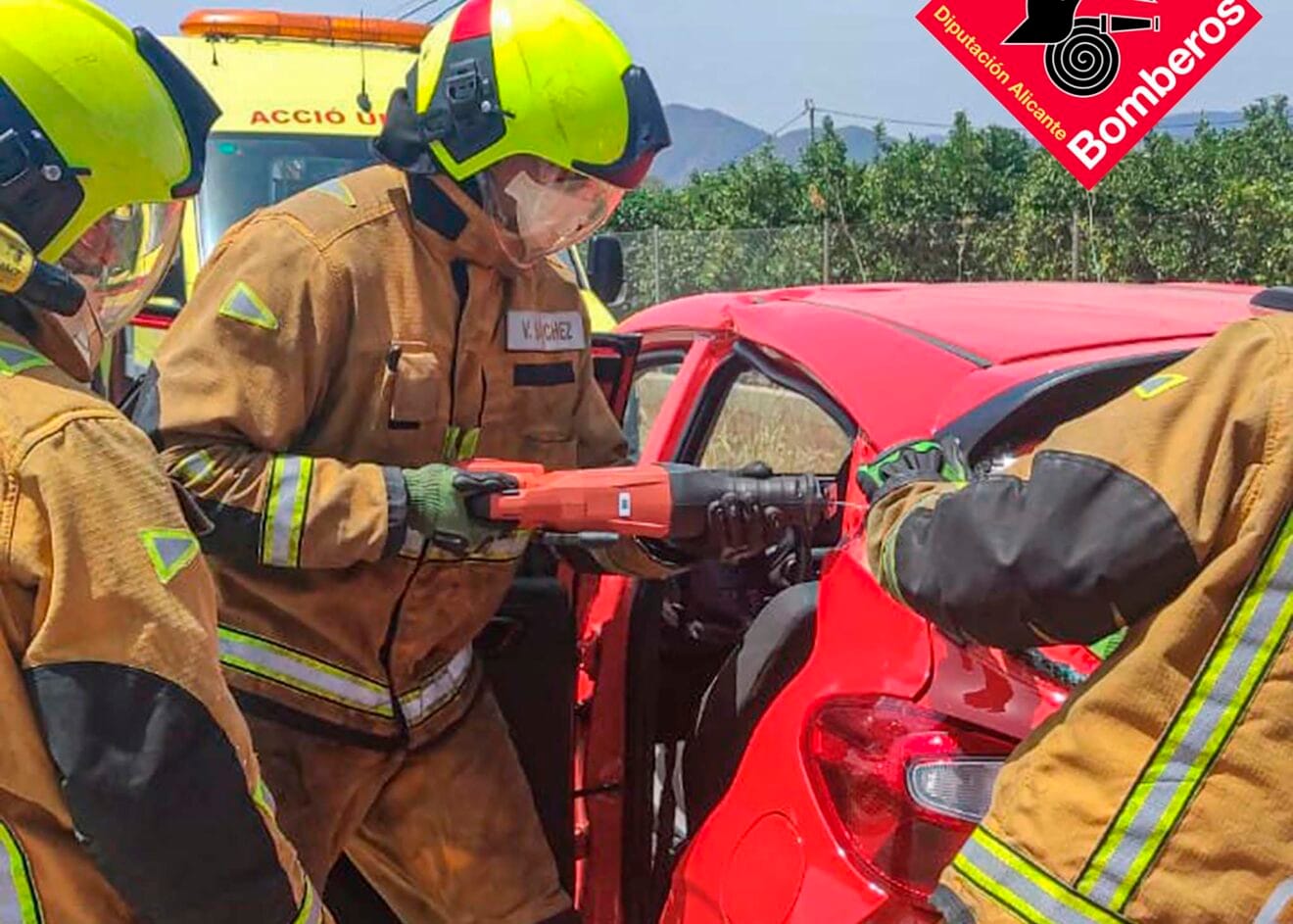 Rescate de una mujer atrapada en su vehículo de Pego a Ondara