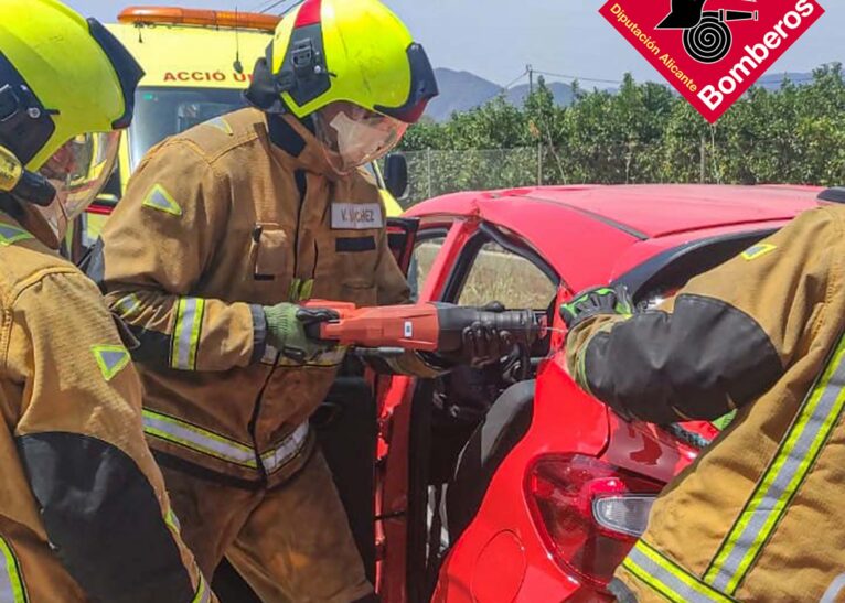 Rescate de una mujer atrapada en su vehículo de Pego a Ondara