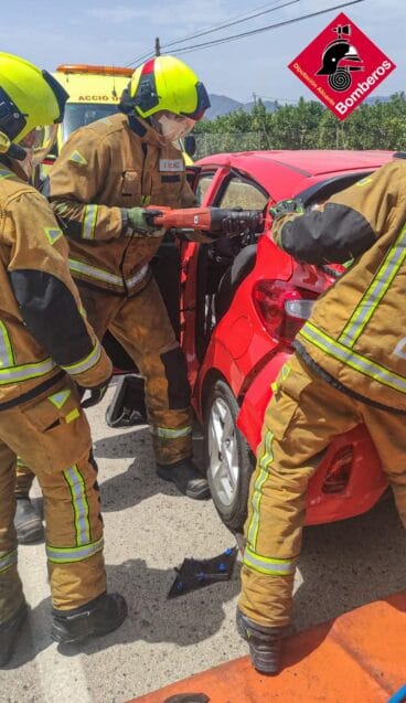 Rescate de una mujer atrapada en su vehículo en la carretera de Pego a Ondara