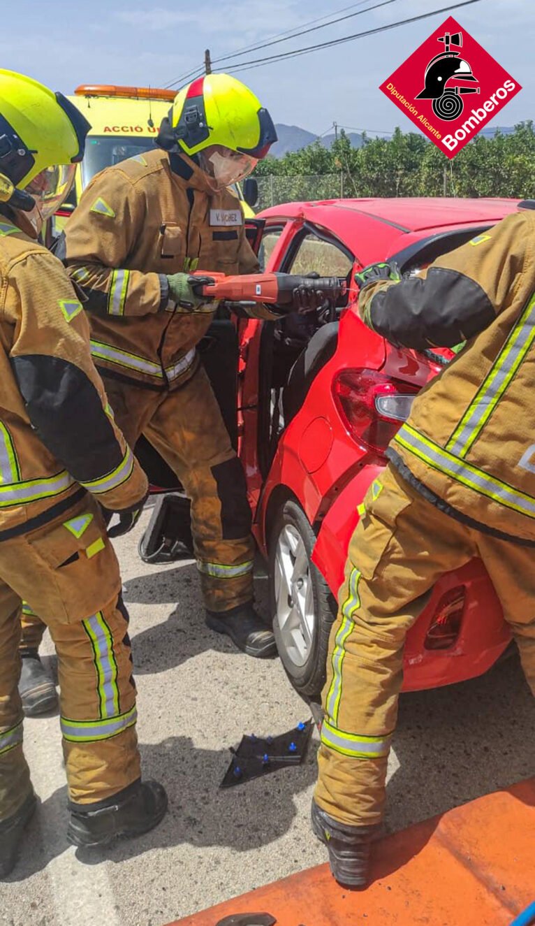 Rescate de una mujer atrapada en su vehículo en la carretera de Pego a Ondara