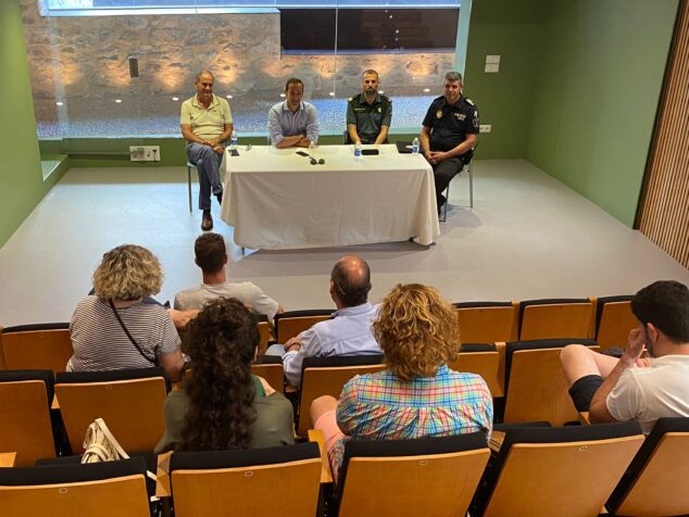 Imagen: Reunión entre la concejalía de Turismo y la Polícía Local y la Guardia Civil en Benissa