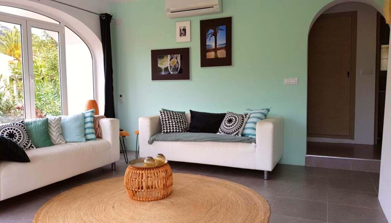 Salón bohemio en tonos aqua