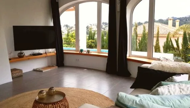 salon reformado y equipado con sofas y tv