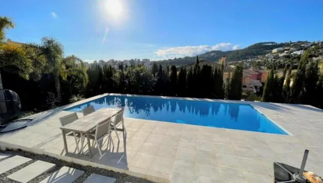 terraza con piscina privada y vistas a la montana