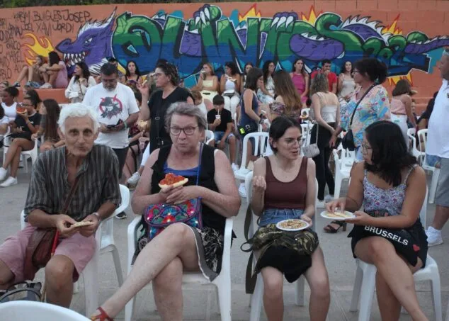 vecinos disfrutando de las cocas el domingo en las fiestas de la font santa 2022