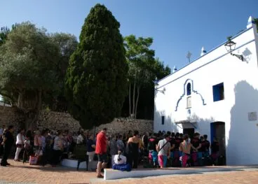 Vecinos en la misa de las fiestas de la Font Santa 2022