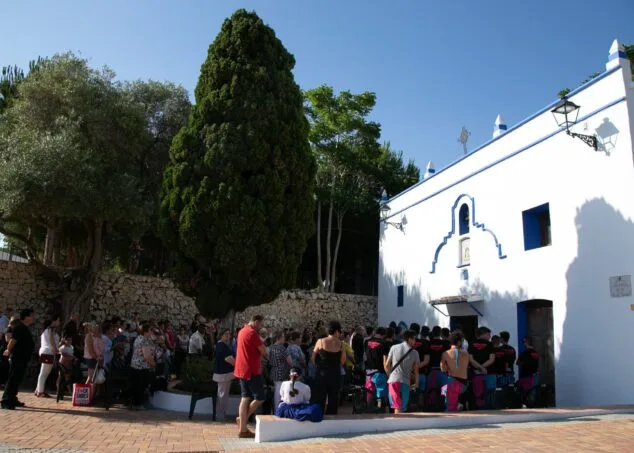 vecinos en la misa de las fiestas de la font santa 2022