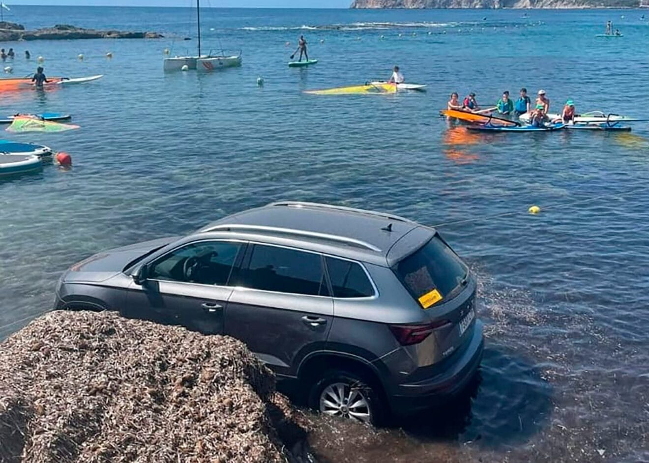 Vehículo en la orilla de les Bassetes de Benissa