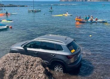 Vehículo en la orilla de les Bassetes de Benissa