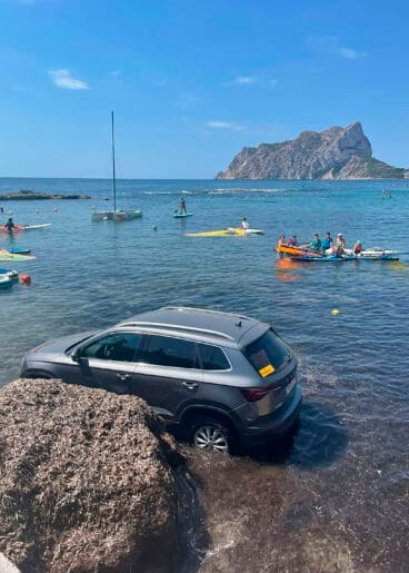 Vehículo en la orilla del Club Náutico les Bassetes de Benissa