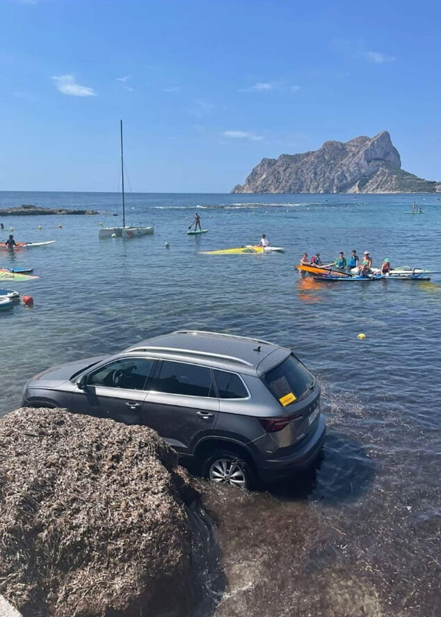 Imagen: Vehículo en la orilla del Club Náutico les Bassetes de Benissa