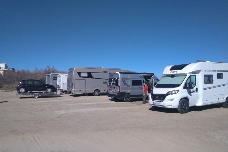 Vehículos vivienda correctamente estacionados en el parking de Punta del Raset de Dénia