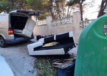 Vertidos ilegales junto a los contenedores de Benissa