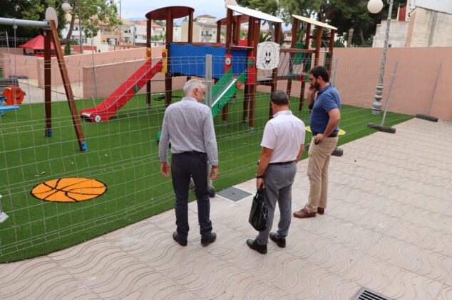 visita a los parques infantiles renovados por el ayuntamiento de teulada moraira