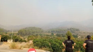 Agentes de la Policía Local de Orba avistando el humo en la Solana – Ajuntament d’Orba