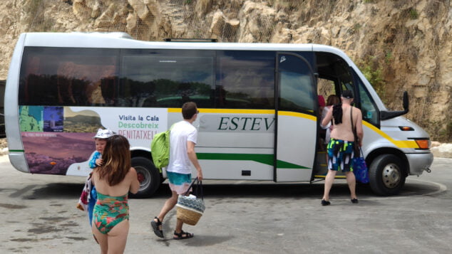 Imagen: Autobús hasta la cala del Moraig en Benitatxell