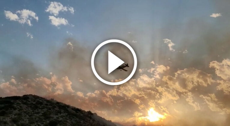 Avioneta sobrevolando el incendio en Ambra y Bodoix