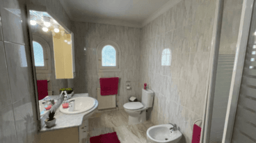 Baño equipado con plato de ducha y mampara