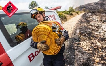 Bombero trabajando en la extinción del incendio
