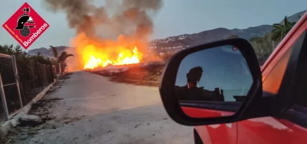 Imagen: Bomberos acude a la extinción del incendio de Pego