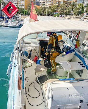 Bomberos apagando el incendio en el puerto de Calp