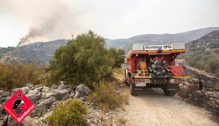 Bomberos en las labores de extinción de Vall d'Ebo