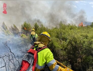 bomberos forestales trabajando en la extincion del incendio de vall debo