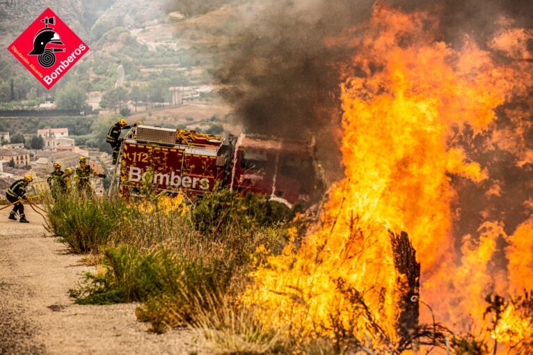 Bomberos trabaja en el control y extinción del incendio de la Vall d'Ebo