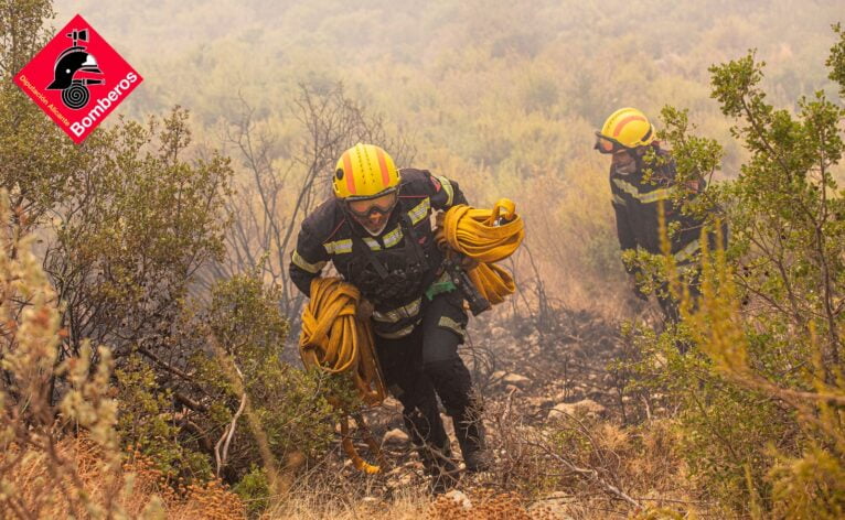 Bomberos trabaja en el control y extinción del incendio de la Vall d'Ebo (11)